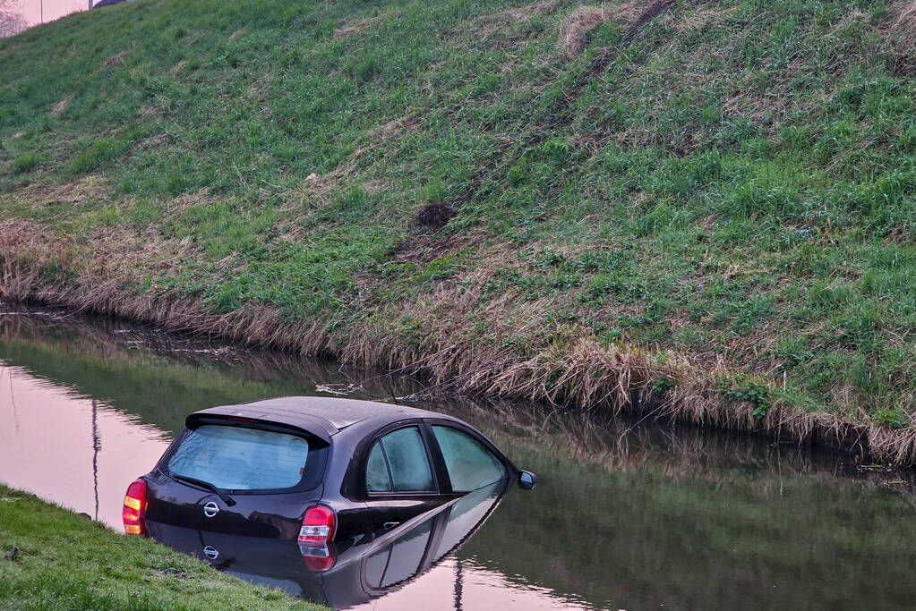 Auto rijdt van de dijk en belandt in het water