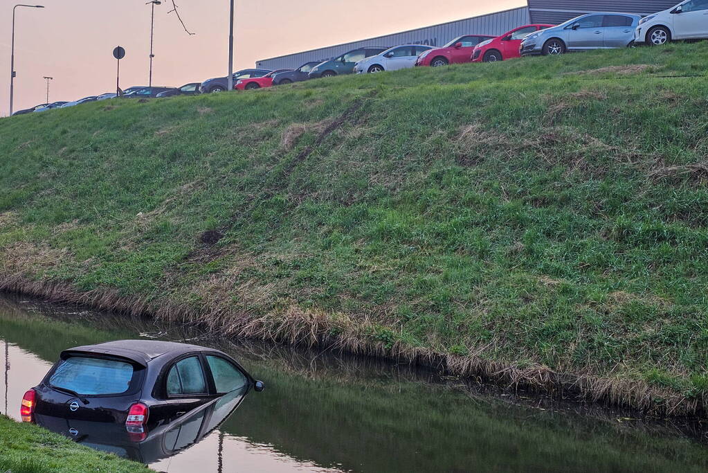 Auto rijdt van de dijk en belandt in het water