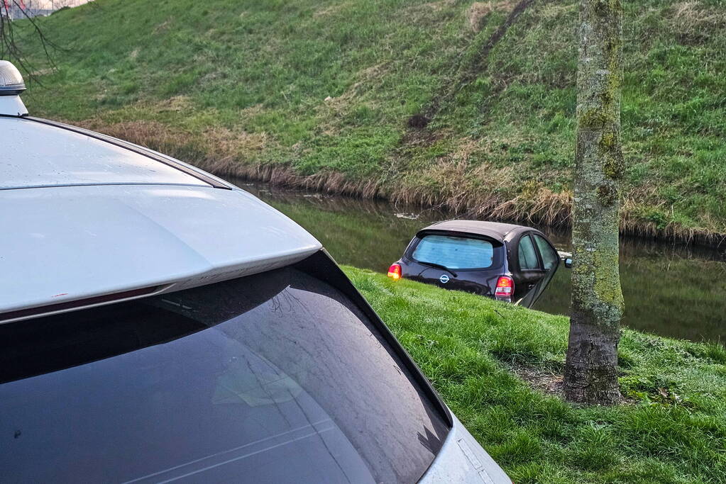 Auto rijdt van de dijk en belandt in het water
