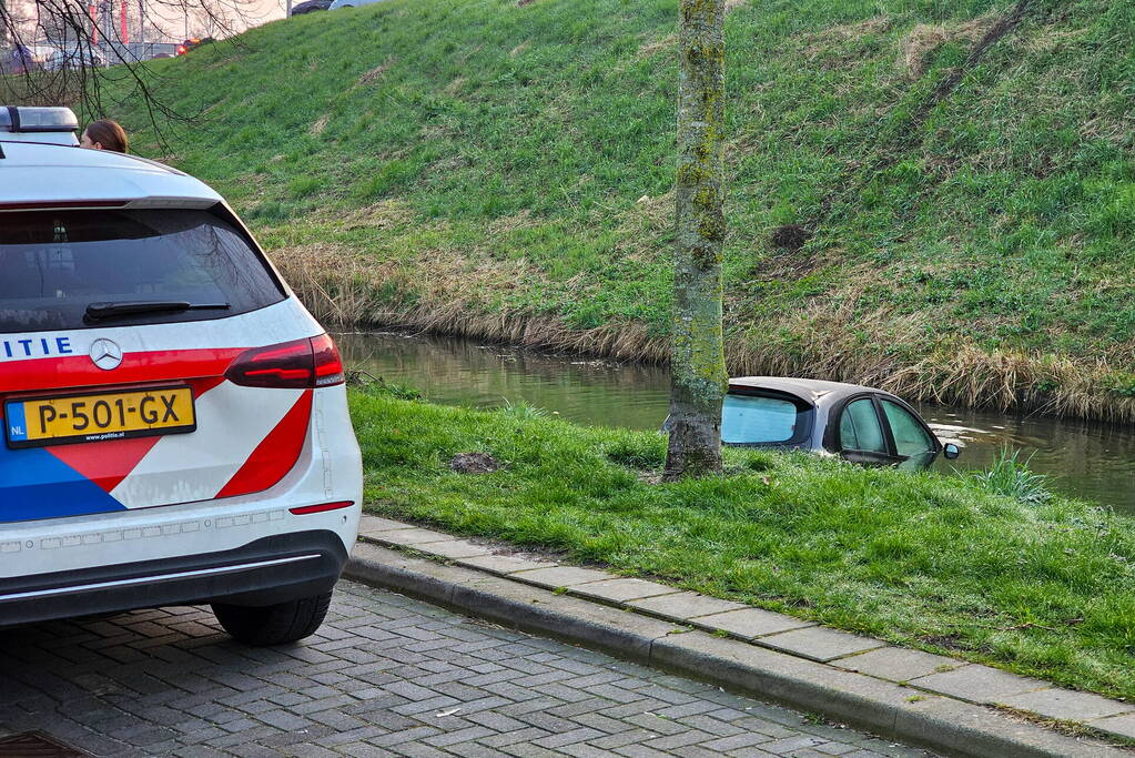 Auto rijdt van de dijk en belandt in het water
