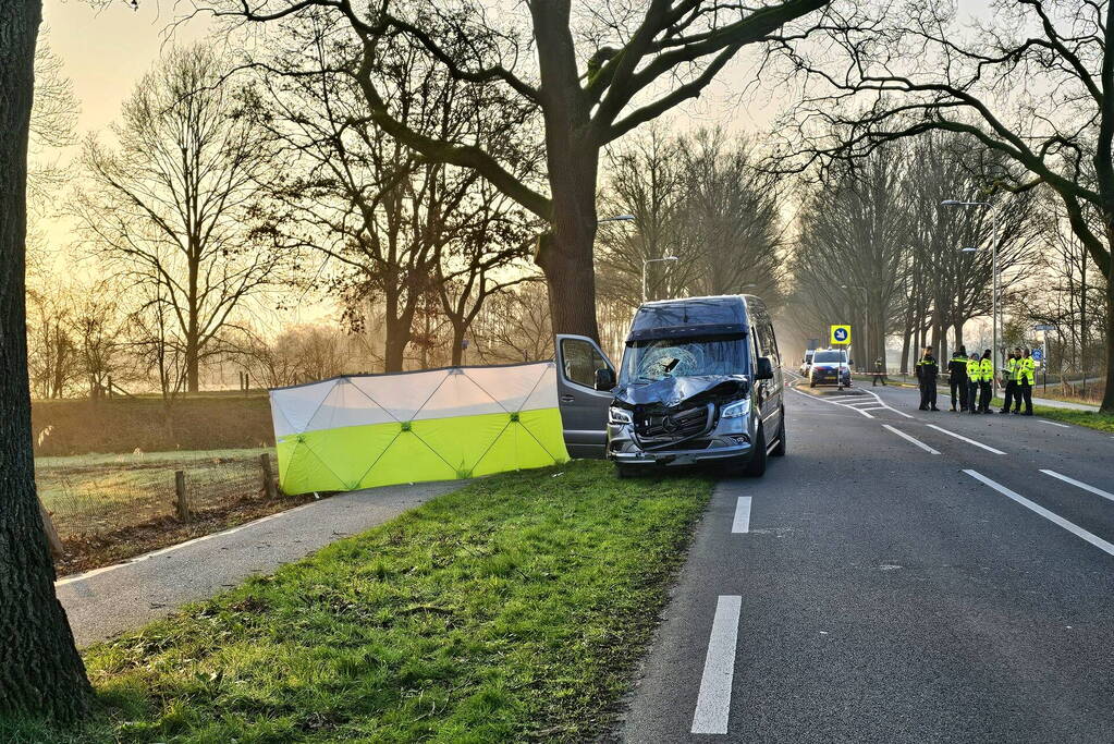 Fietser overleden bij aanrijding met bestelbus