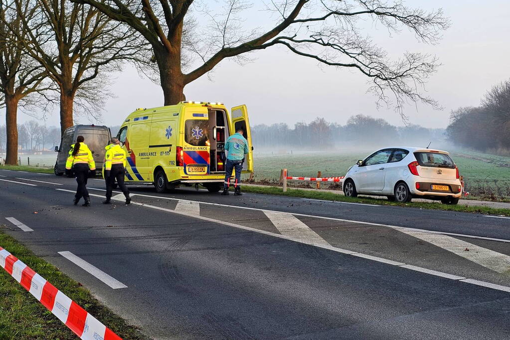 Fietser overleden bij aanrijding met bestelbus