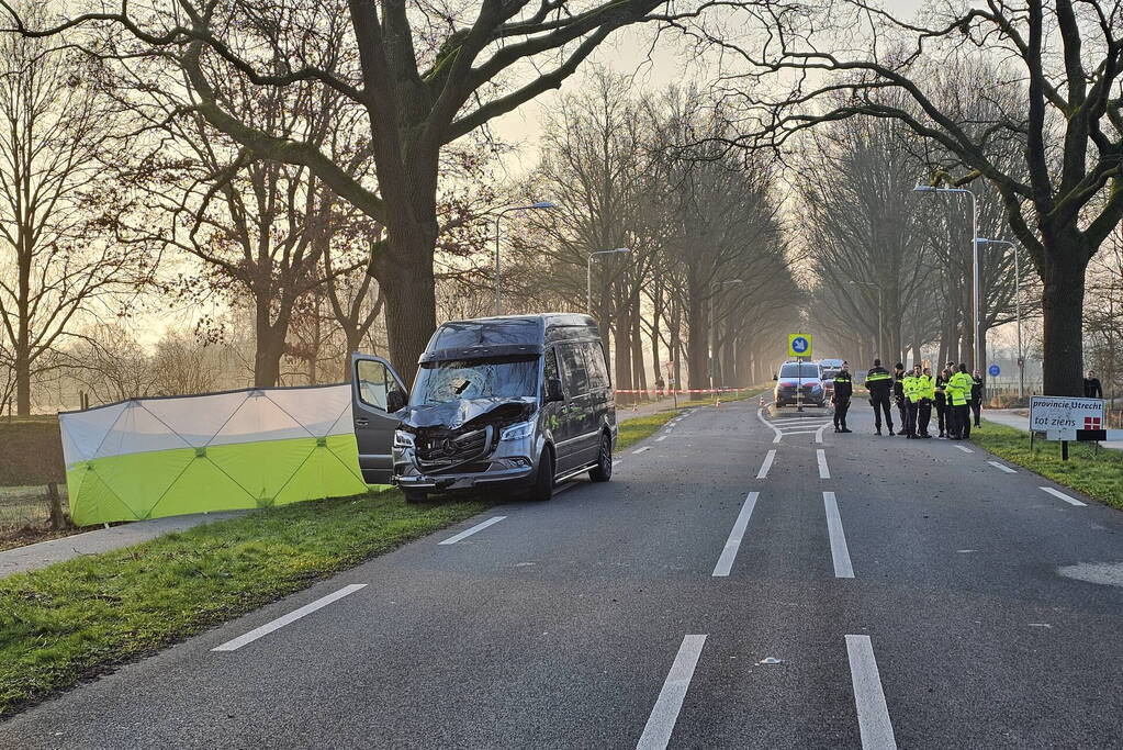 Fietser overleden bij aanrijding met bestelbus