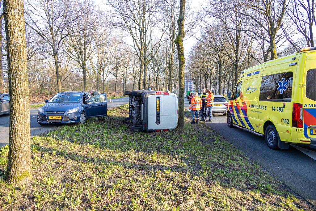 Bestelbus op zijn kant bij botsing