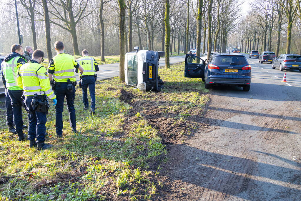 Bestelbus op zijn kant bij botsing