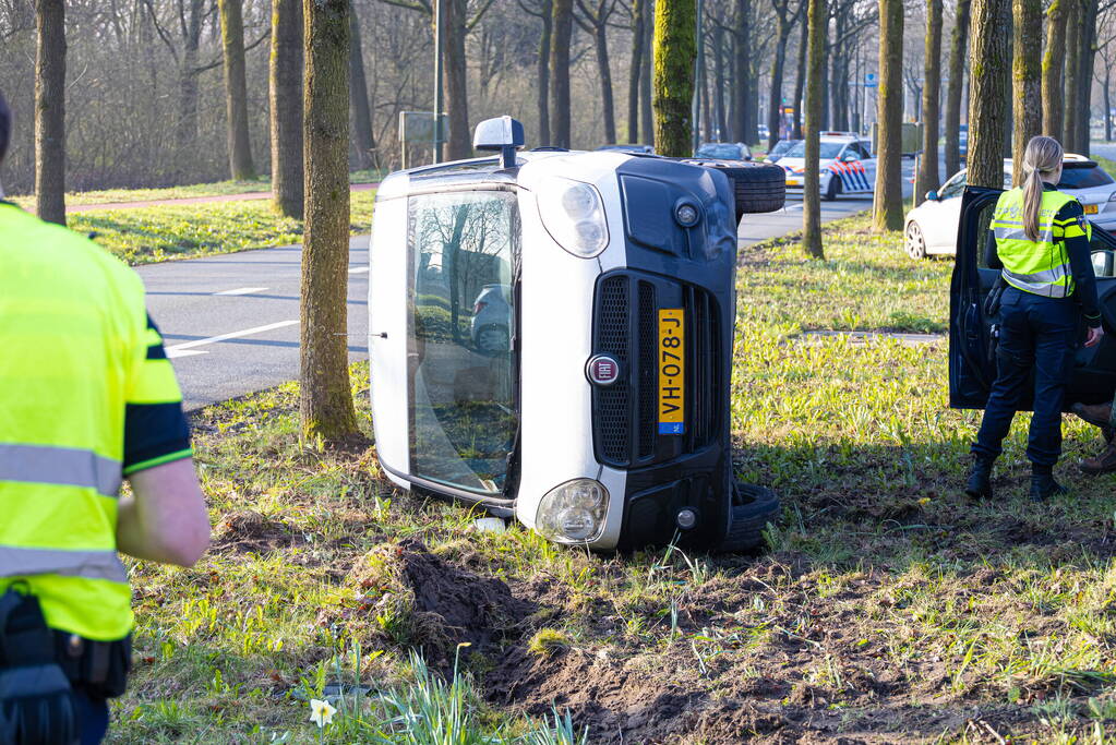 Bestelbus op zijn kant bij botsing