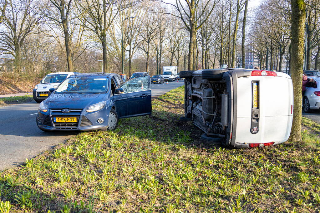 Bestelbus op zijn kant bij botsing