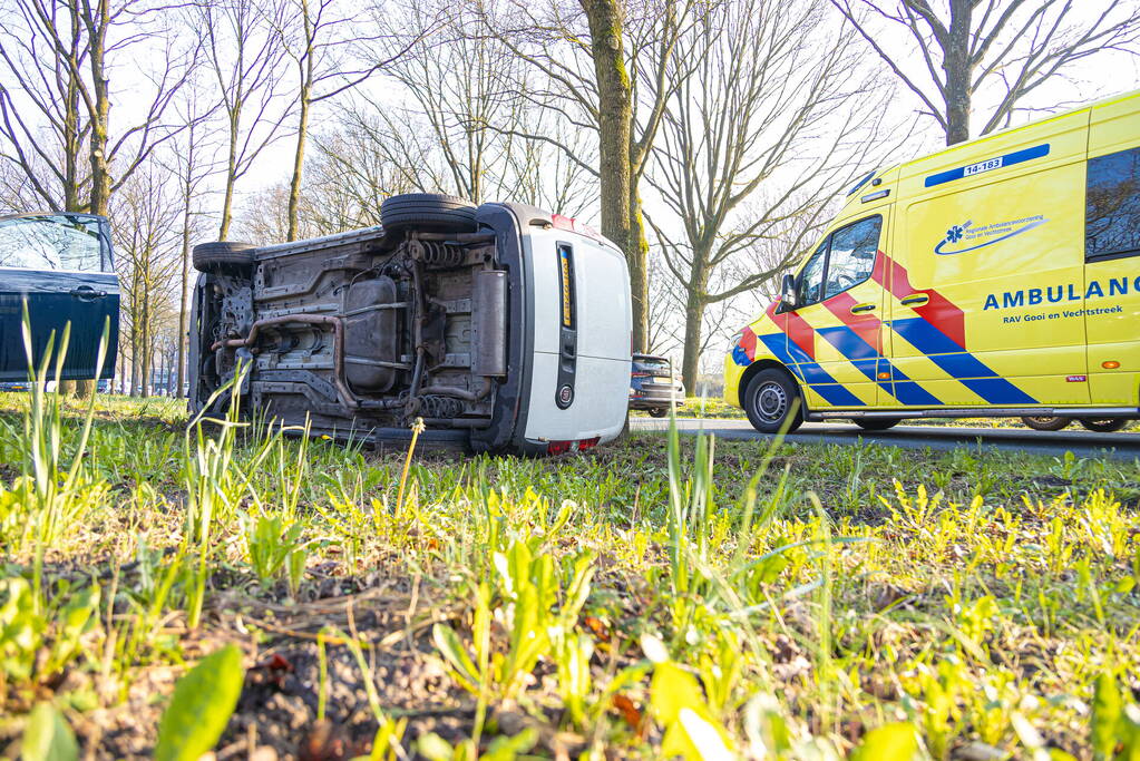 Bestelbus op zijn kant bij botsing