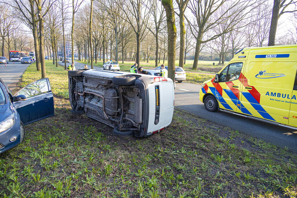Bestelbus op zijn kant bij botsing