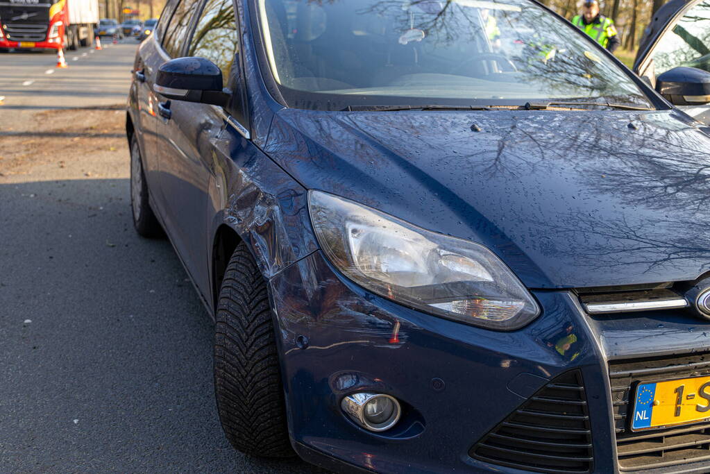 Bestelbus op zijn kant bij botsing