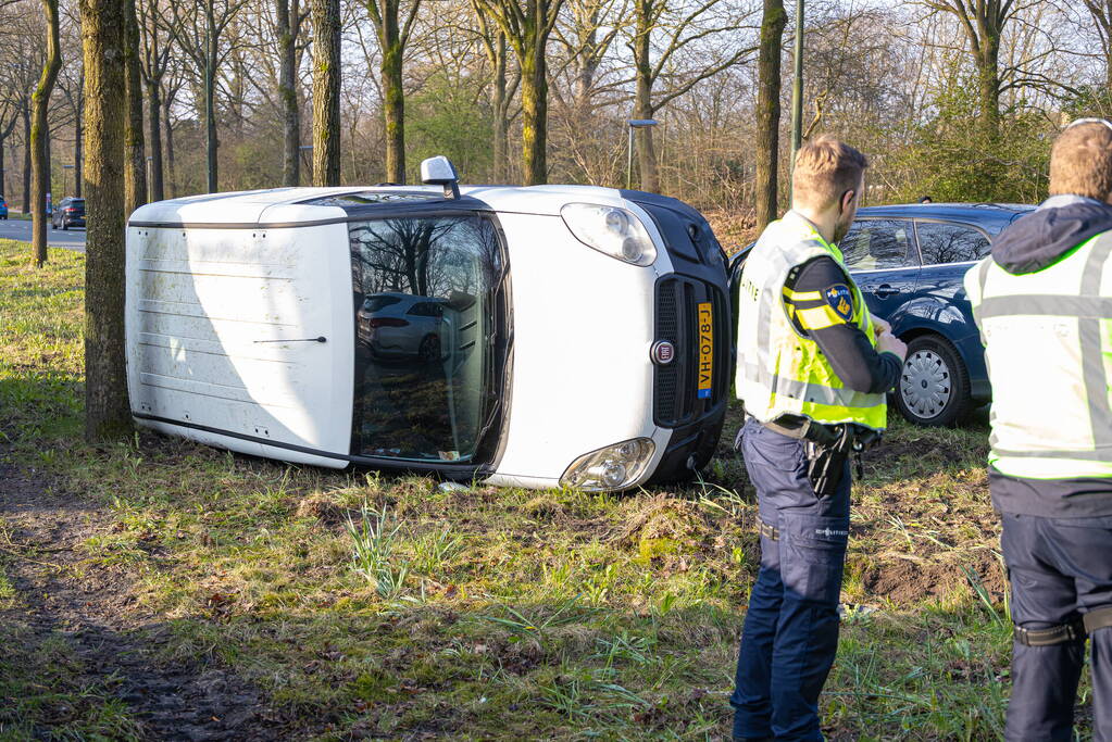 Bestelbus op zijn kant bij botsing