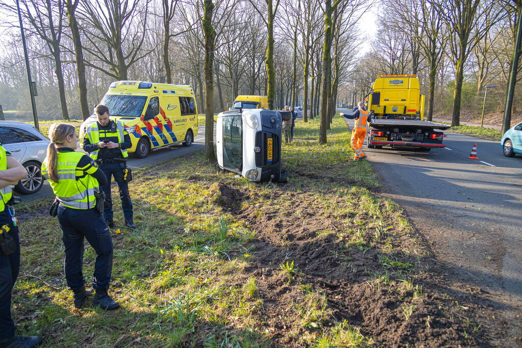 Bestelbus op zijn kant bij botsing
