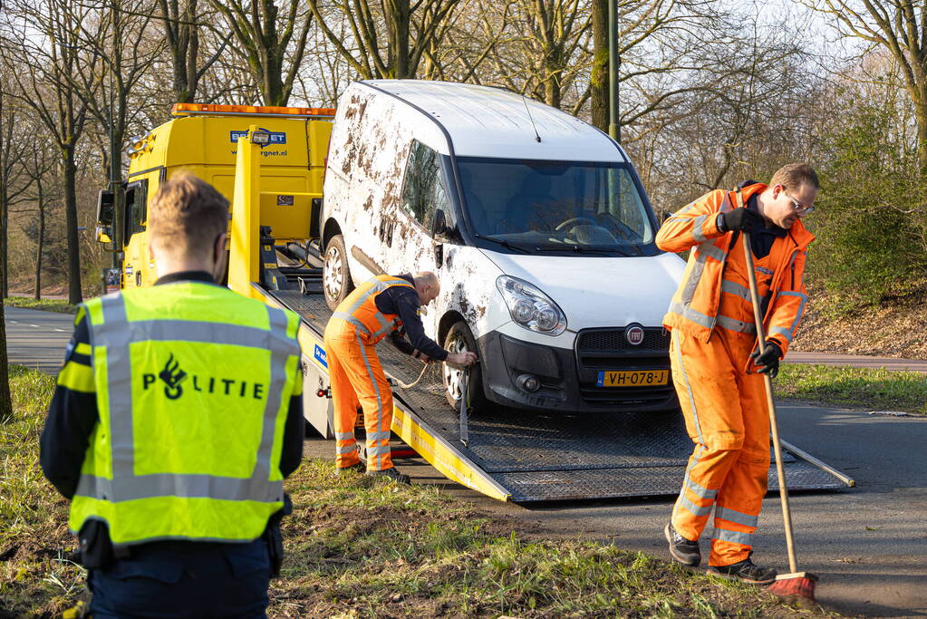 Bestelbus op zijn kant bij botsing