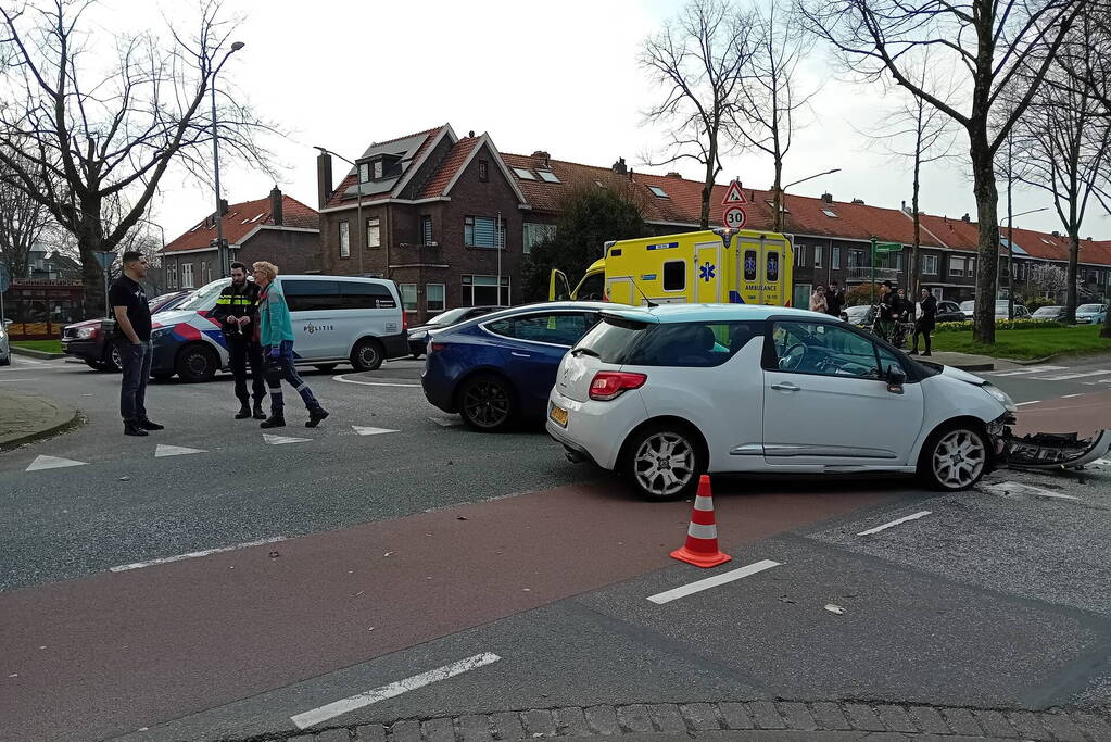Personenauto's in botsing op kruising