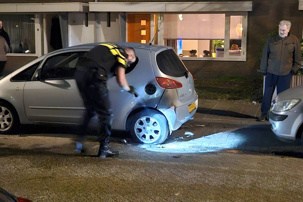 Onderzoek naar brandstichting onder auto