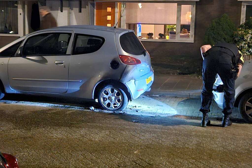 Onderzoek naar brandstichting onder auto