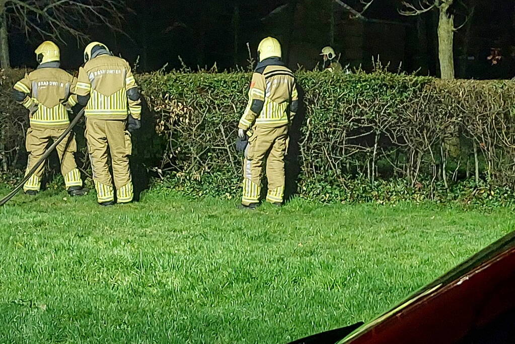 Brandweer blust brandende prullenbak