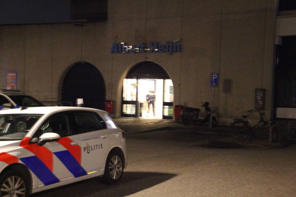 Supermarkt personeel bedreigt tijdens overval
