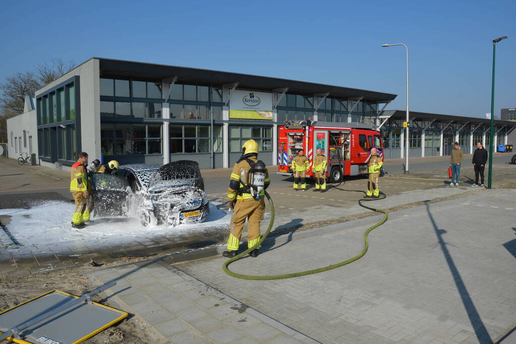Geparkeerde auto vliegt in brand