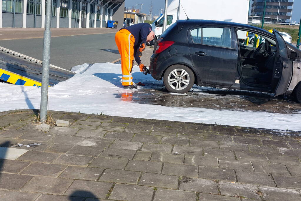 Geparkeerde auto vliegt in brand
