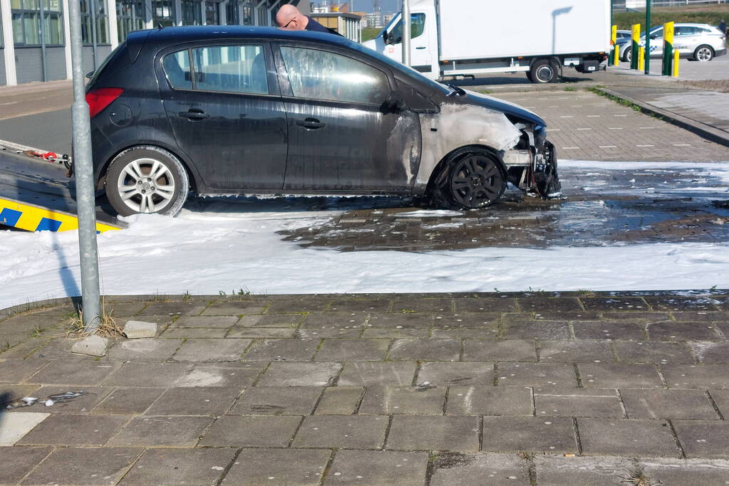 Geparkeerde auto vliegt in brand