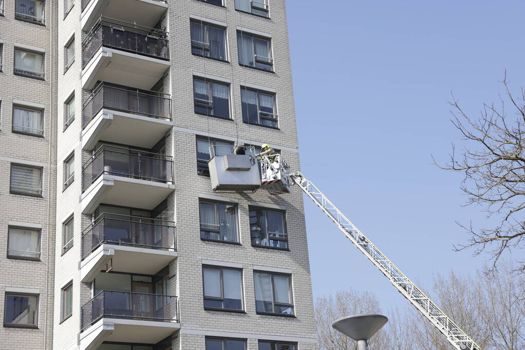 Brandweer haalt persoon uit vastzittende glazenwasserbak