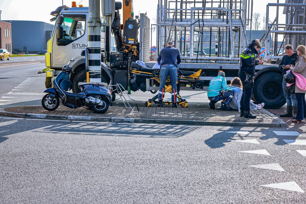 Scooterrijdster gewond bij botsing met vrachtwagen