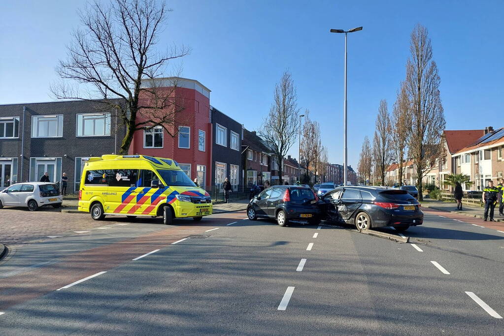 Auto's zwaar beschadigd door aanrijding