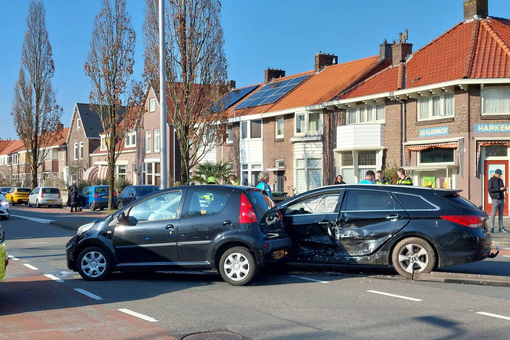 Auto's zwaar beschadigd door aanrijding