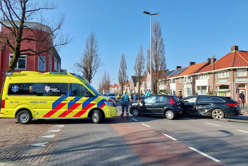 Auto's zwaar beschadigd door aanrijding