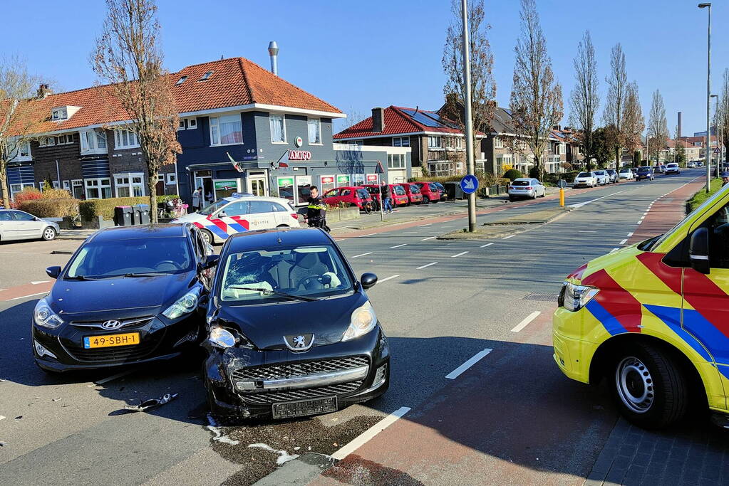 Auto's zwaar beschadigd door aanrijding
