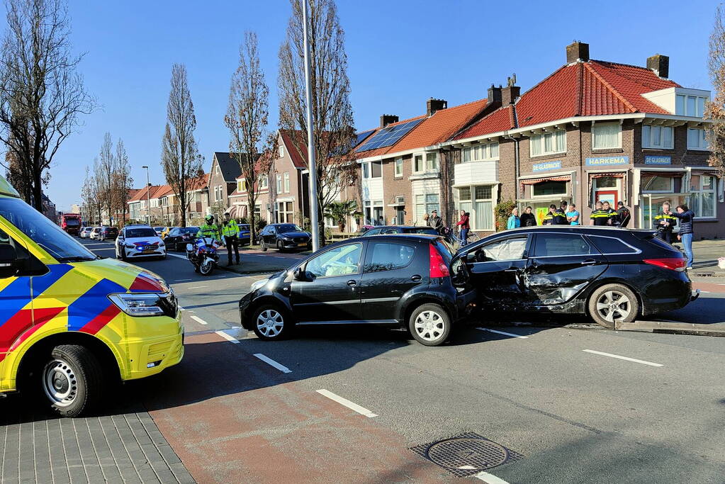 Auto's zwaar beschadigd door aanrijding