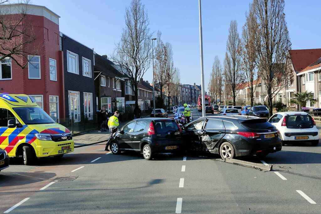Auto's zwaar beschadigd door aanrijding