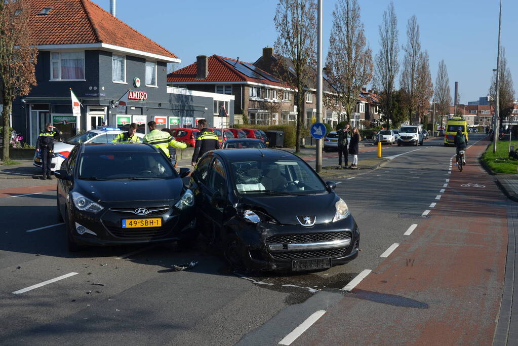 Auto's zwaar beschadigd door aanrijding
