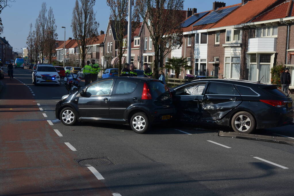 Auto's zwaar beschadigd door aanrijding
