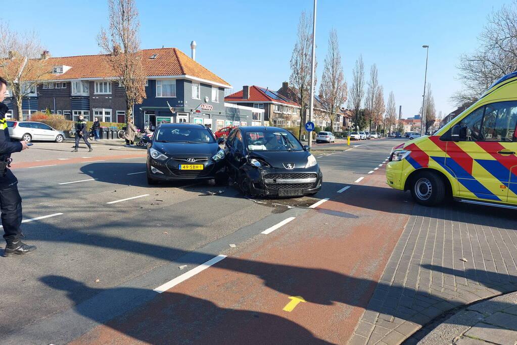 Auto's zwaar beschadigd door aanrijding