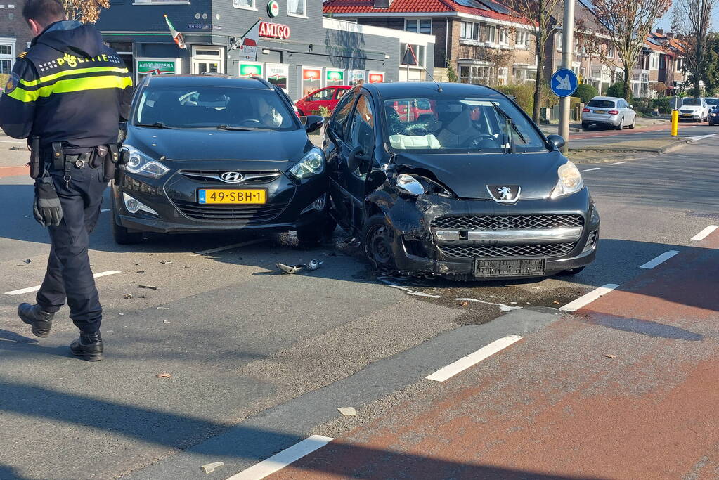 Auto's zwaar beschadigd door aanrijding