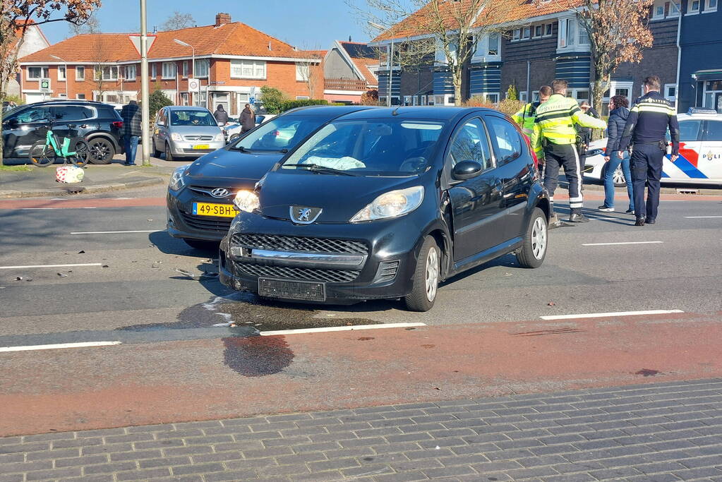 Auto's zwaar beschadigd door aanrijding