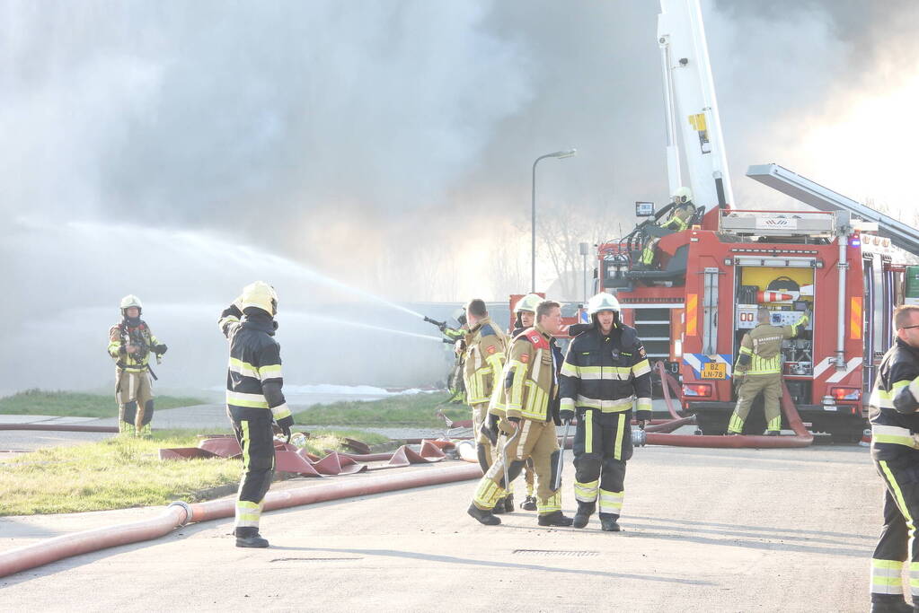 Forse rookontwikkeling bij grote uitslaande brand in loods