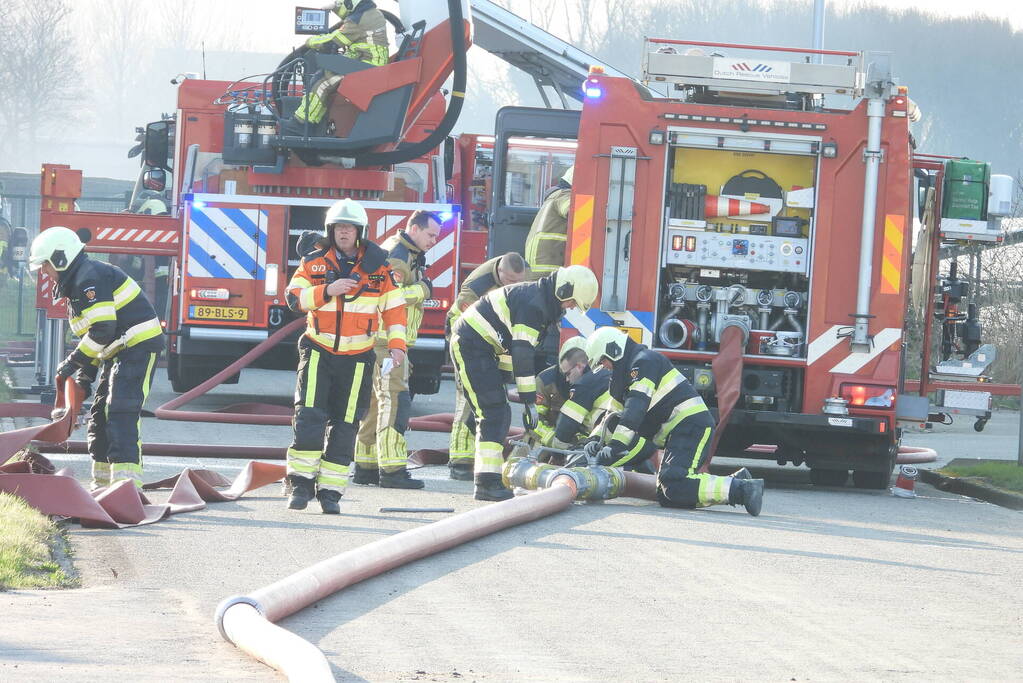 Forse rookontwikkeling bij grote uitslaande brand in loods