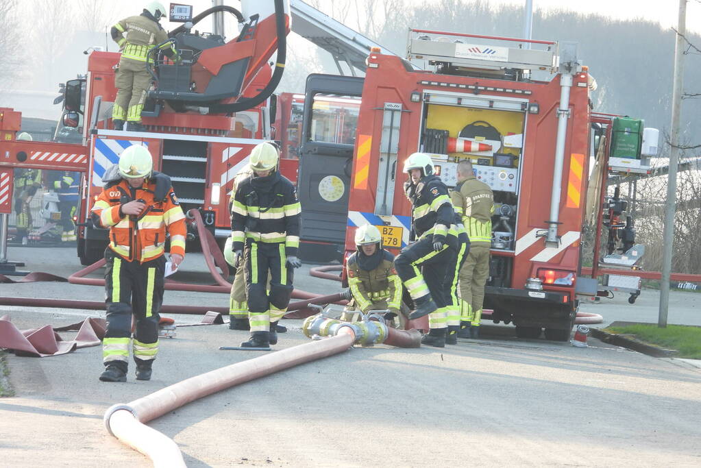 Forse rookontwikkeling bij grote uitslaande brand in loods
