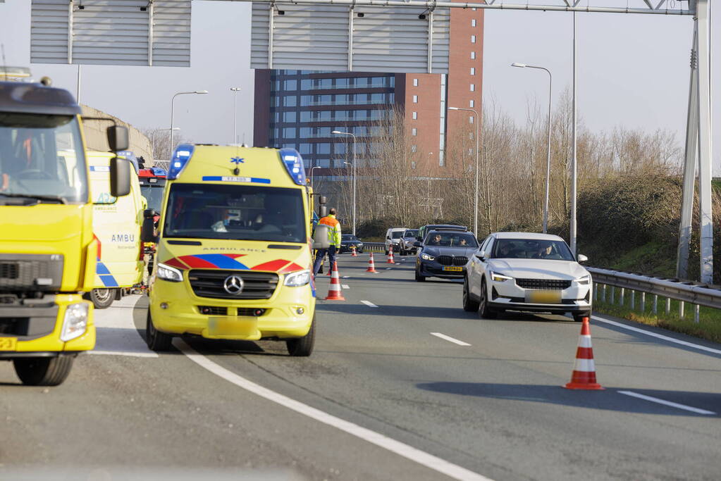 Ongeval op snelweg tussen meerdere voertuigen