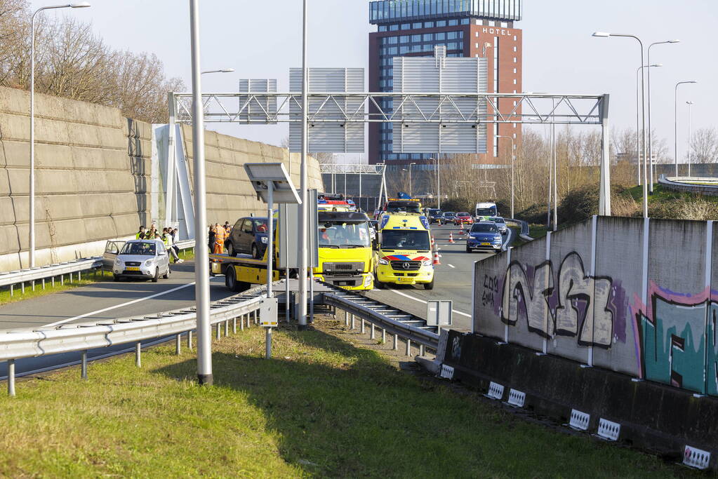 Ongeval op snelweg tussen meerdere voertuigen