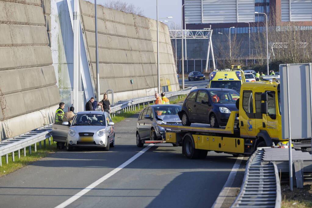 Ongeval op snelweg tussen meerdere voertuigen