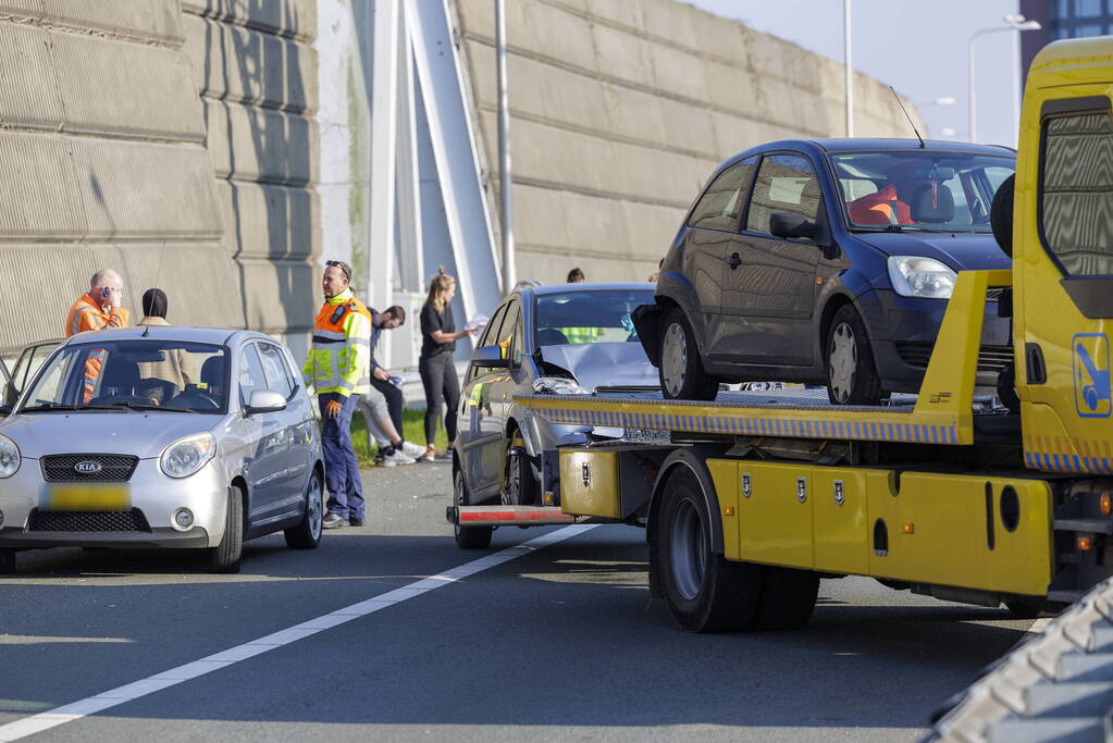 Ongeval op snelweg tussen meerdere voertuigen