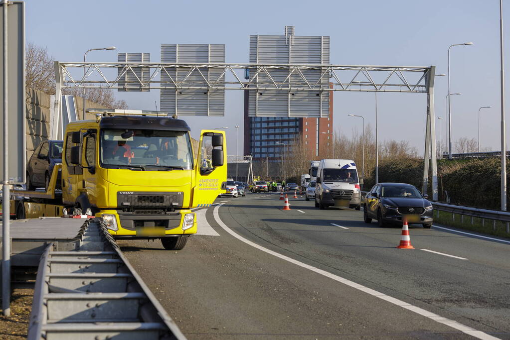 Ongeval op snelweg tussen meerdere voertuigen