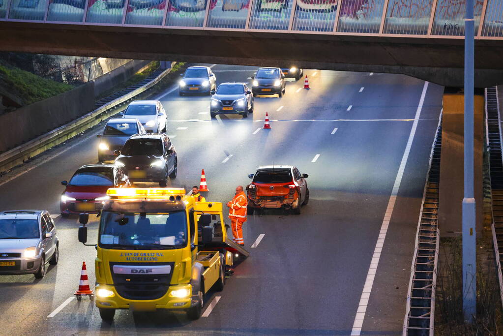 Vrachtwagen botst achterop personenauto