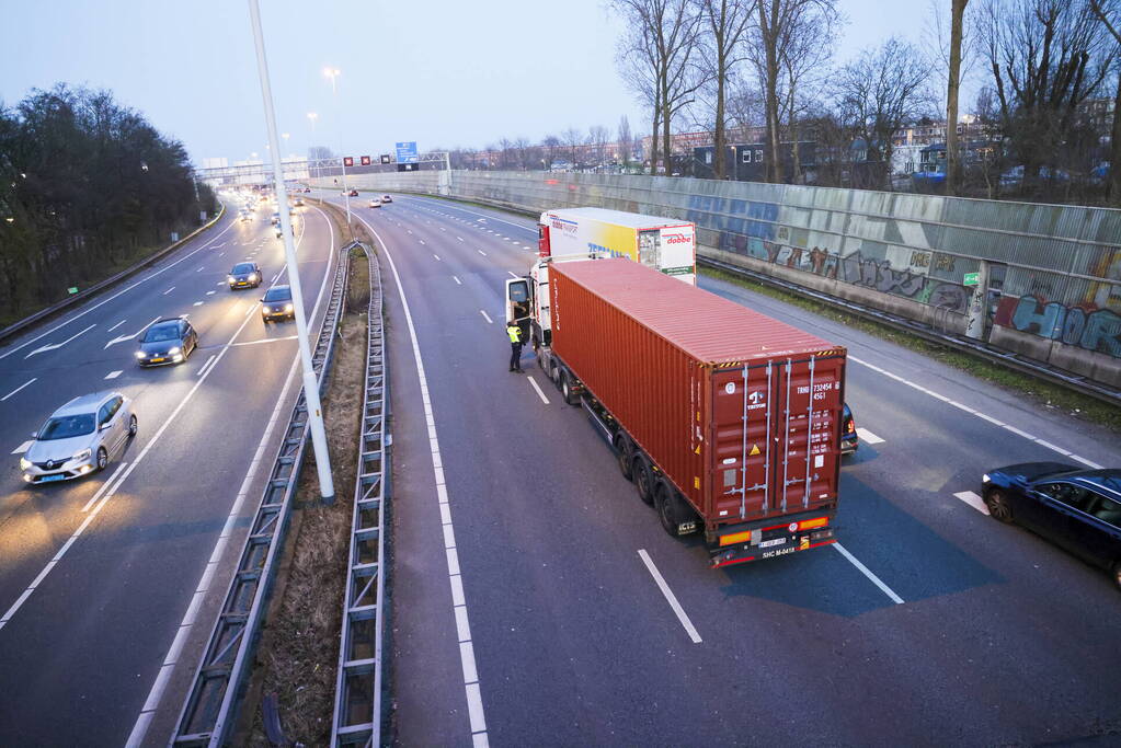 Vrachtwagen botst achterop personenauto
