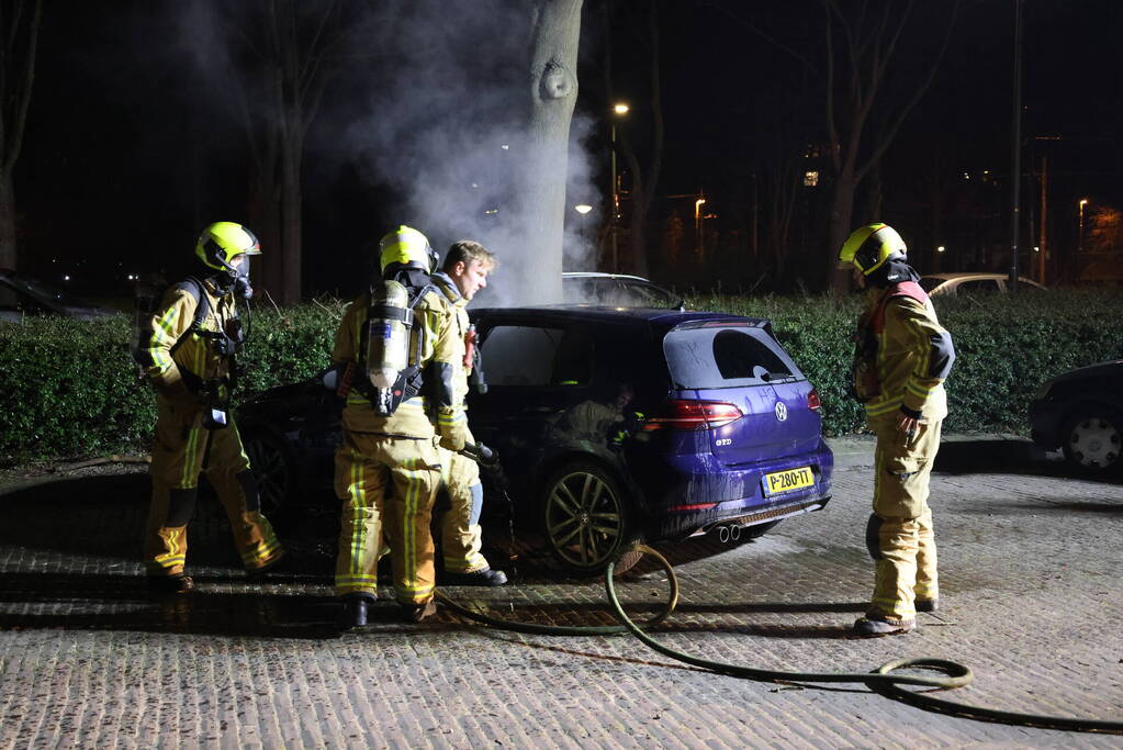 Geparkeerde auto grotendeels uitgebrand