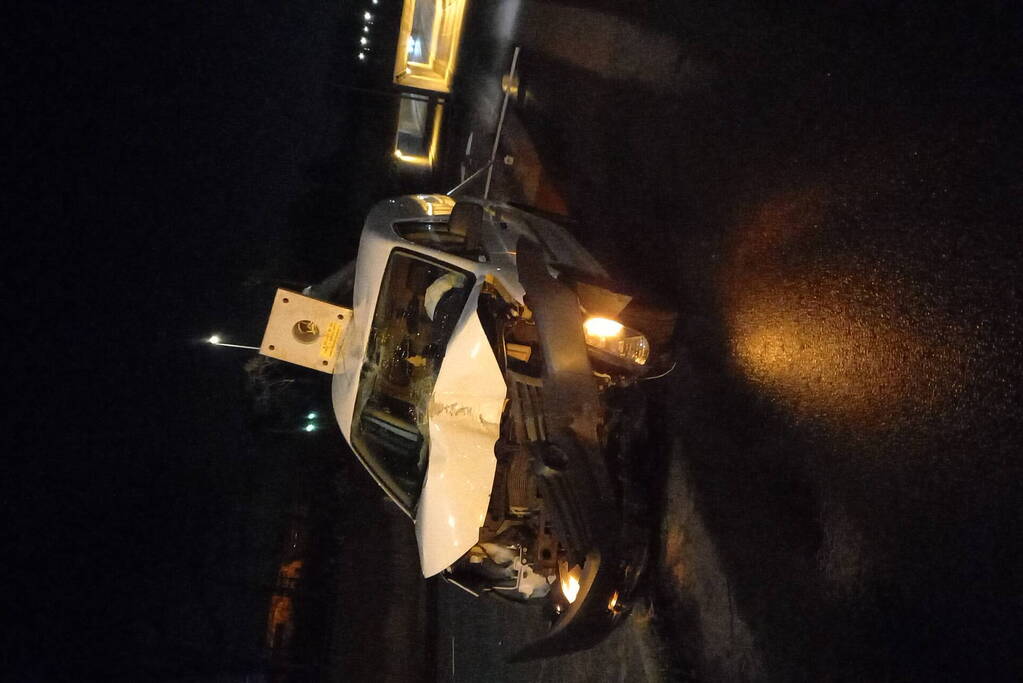 Bestuurder van bestelbus rijdt lantaarnpaal uit de grond